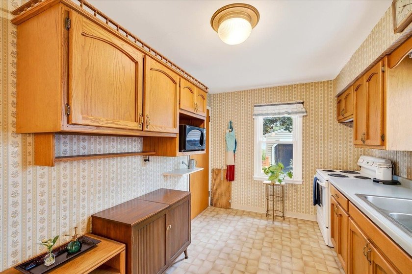 Northeast side ranch in move-in condition! Hard wood floors in - photo 21