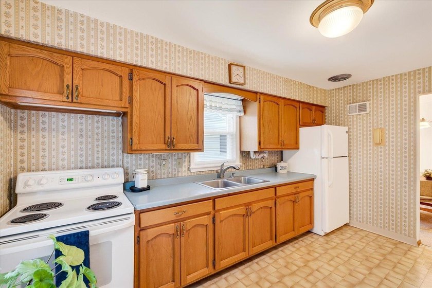 Northeast side ranch in move-in condition! Hard wood floors in - photo 22