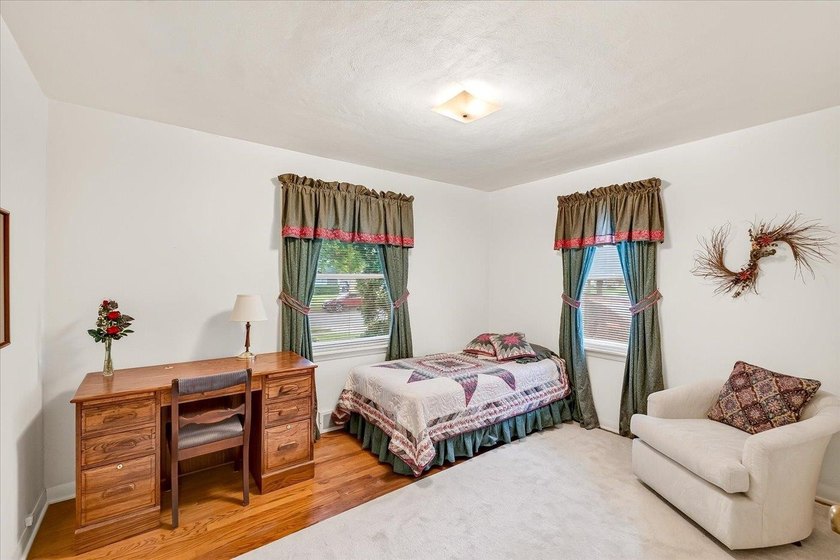 Northeast side ranch in move-in condition! Hard wood floors in - photo 23