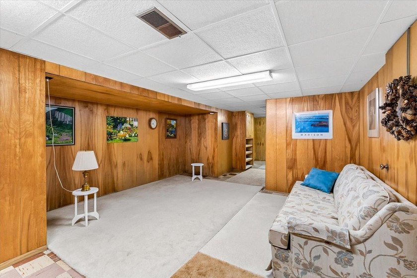 Northeast side ranch in move-in condition! Hard wood floors in - photo 29