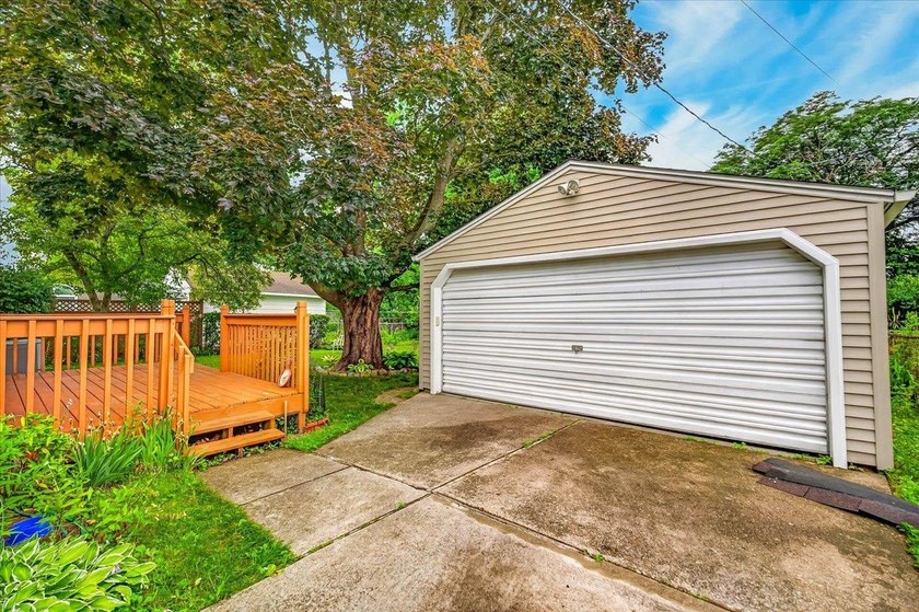 Northeast side ranch in move-in condition! Hard wood floors in - photo 32