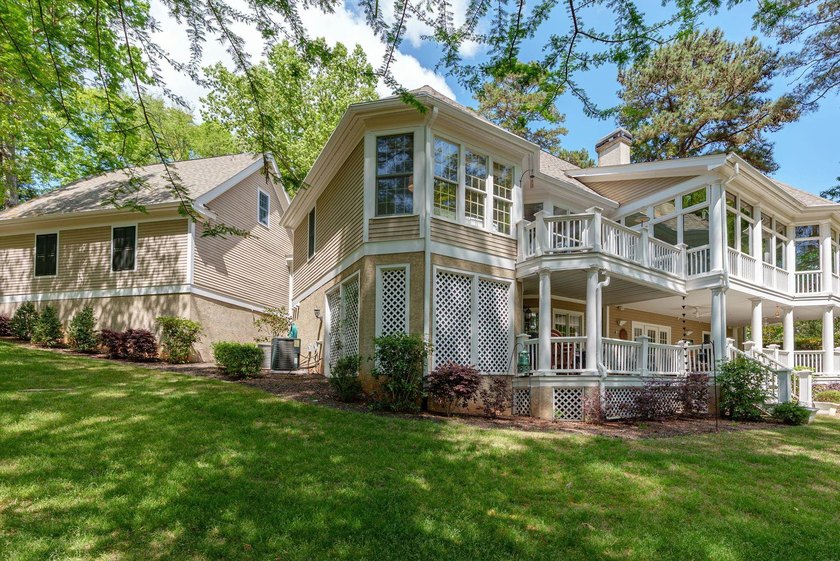 GORGEOUS GOLF COURSE VIEWS ABOUND IN THIS UPDATED, MOVE-IN READY - photo 3