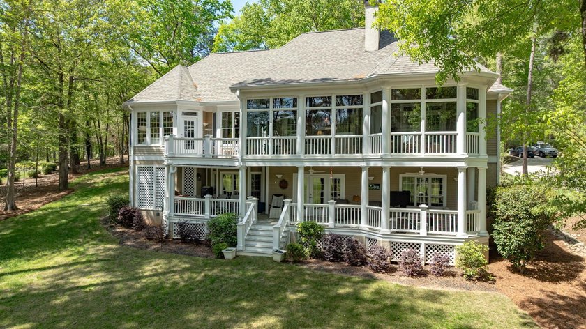 GORGEOUS GOLF COURSE VIEWS ABOUND IN THIS UPDATED, MOVE-IN READY - photo 4