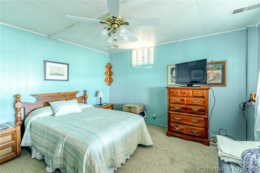 Nice, well maintained lake front home with fantastic main - photo 17