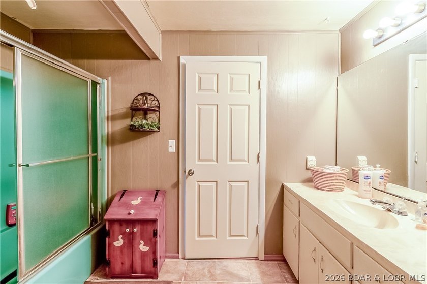Nice, well maintained lake front home with fantastic main - photo 18