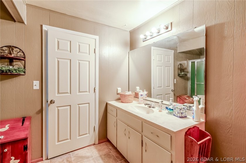 Nice, well maintained lake front home with fantastic main - photo 19