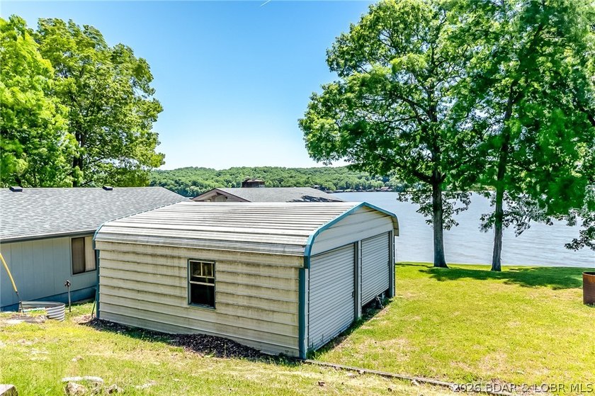 Nice, well maintained lake front home with fantastic main - photo 26