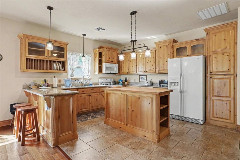 Beautiful home in Medicine Park's Granite Ridge Addition. This 3 - photo 3