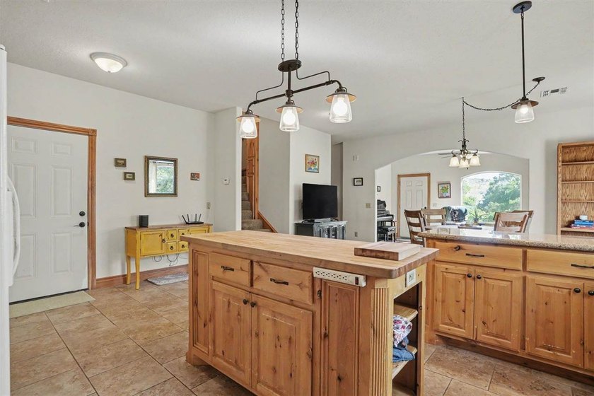 Beautiful home in Medicine Park's Granite Ridge Addition. This 3 - photo 8
