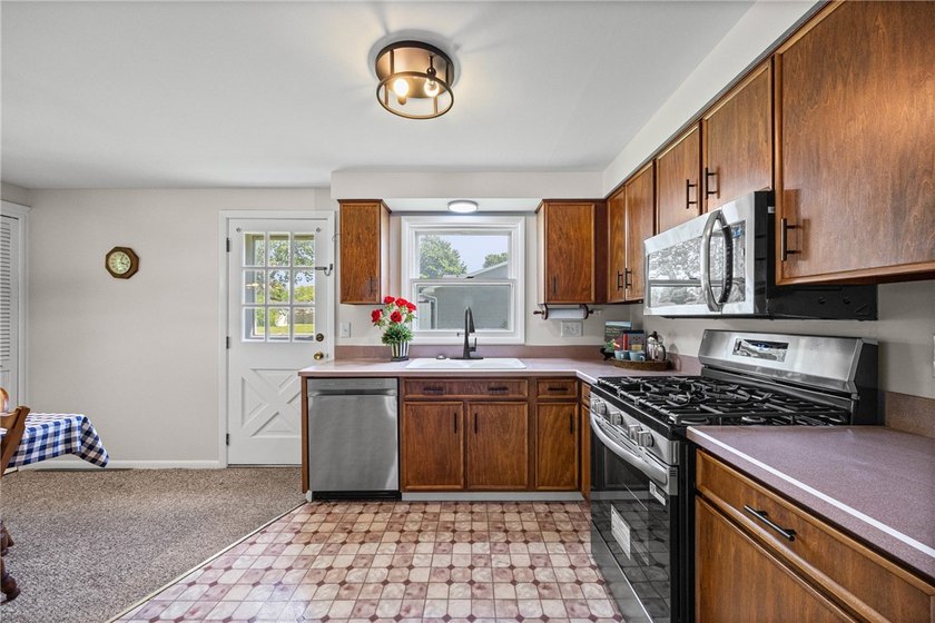 Welcome to 24 Sunbridge Drive! Lovingly maintained by its - photo 11