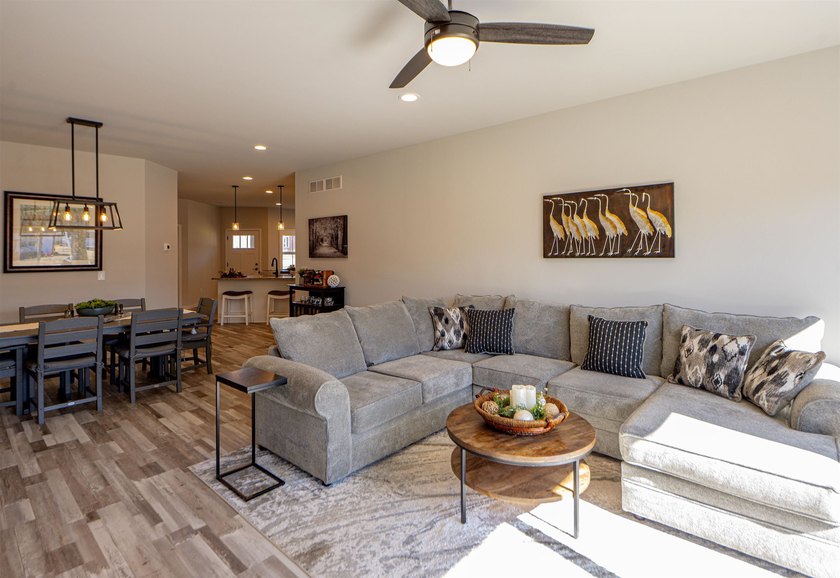 Beautifully maintained modern home with one level living space - photo 11