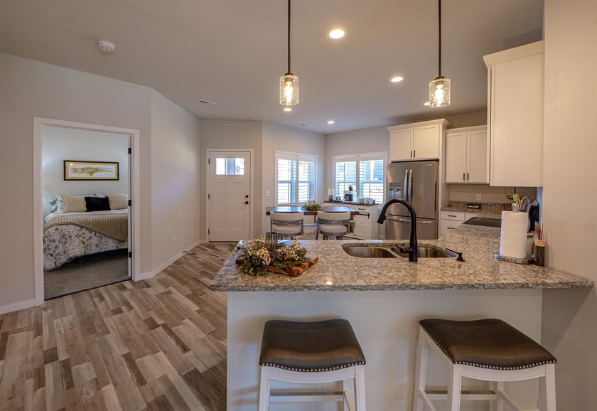 Beautifully maintained modern home with one level living space - photo 14