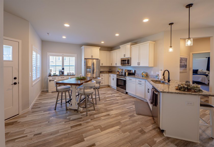 Beautifully maintained modern home with one level living space - photo 15