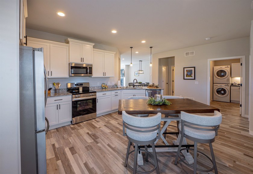 Beautifully maintained modern home with one level living space - photo 17