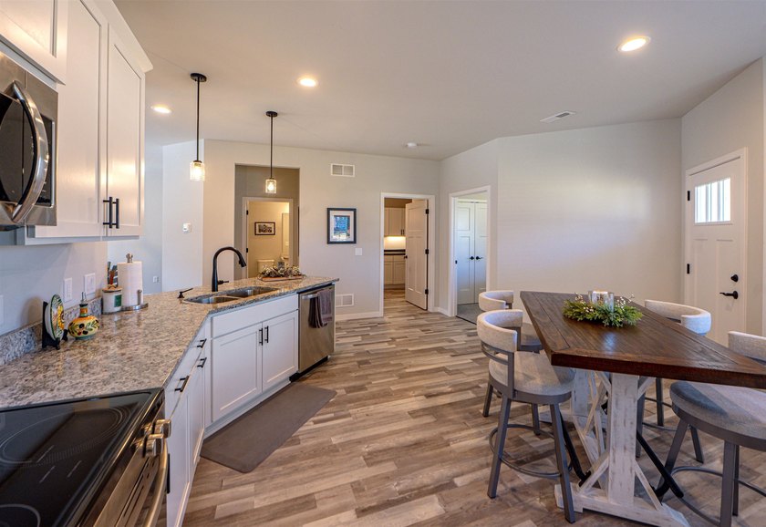 Beautifully maintained modern home with one level living space - photo 18