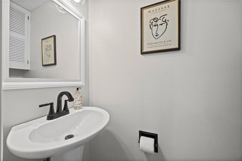 Welcome to 24 Sunbridge Drive! Lovingly maintained by its - photo 20
