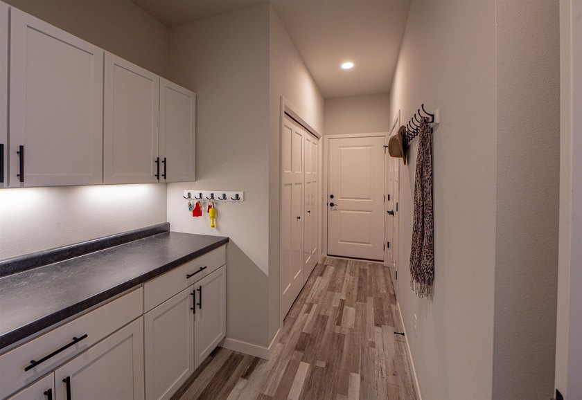 Beautifully maintained modern home with one level living space - photo 23