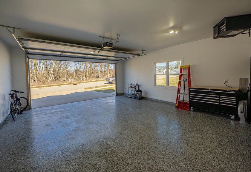 Beautifully maintained modern home with one level living space - photo 24