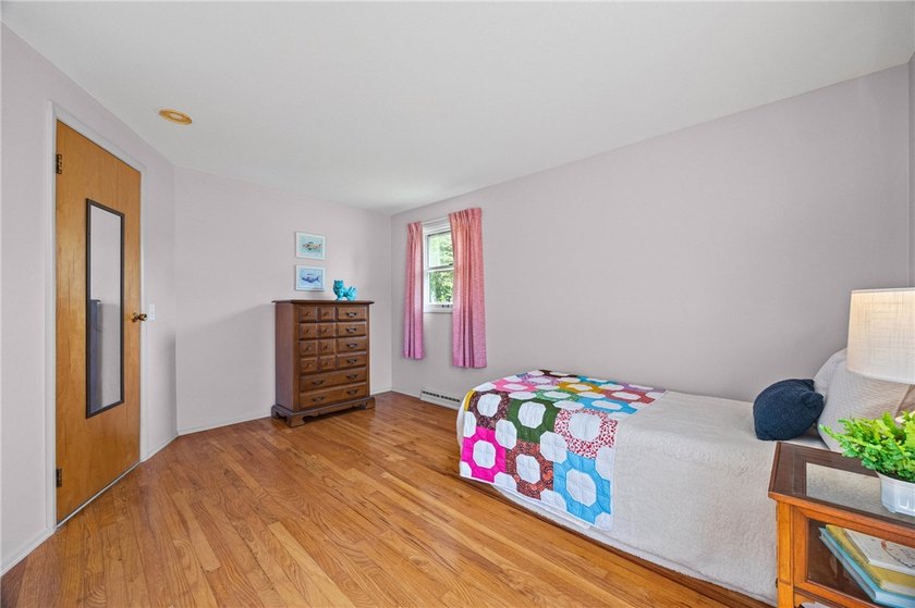 Welcome to 24 Sunbridge Drive! Lovingly maintained by its - photo 27