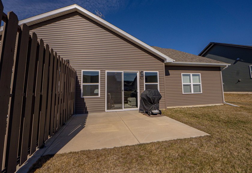 Beautifully maintained modern home with one level living space - photo 30