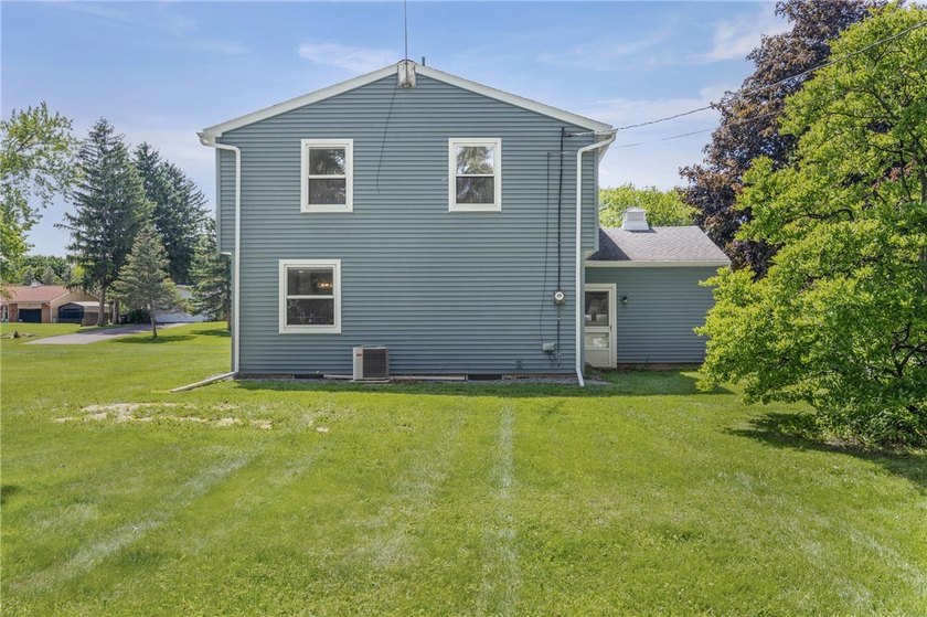 Welcome to 24 Sunbridge Drive! Lovingly maintained by its - photo 31