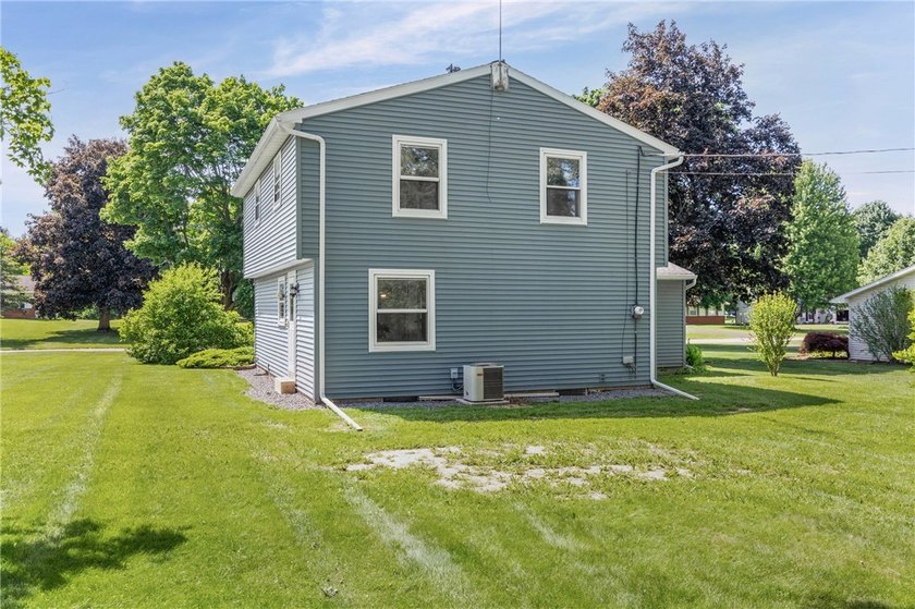 Welcome to 24 Sunbridge Drive! Lovingly maintained by its - photo 32