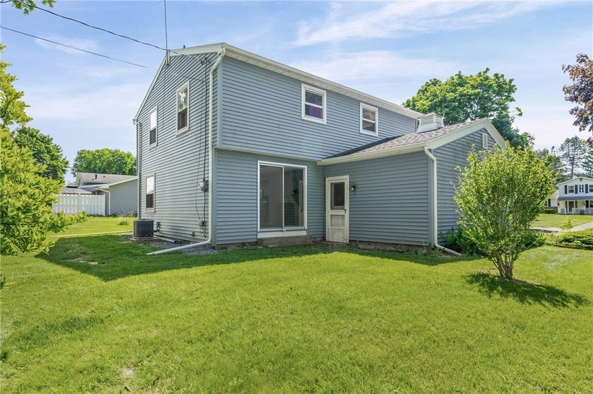 Welcome to 24 Sunbridge Drive! Lovingly maintained by its - photo 33