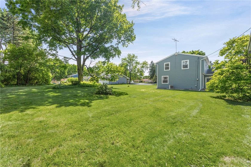 Welcome to 24 Sunbridge Drive! Lovingly maintained by its - photo 34