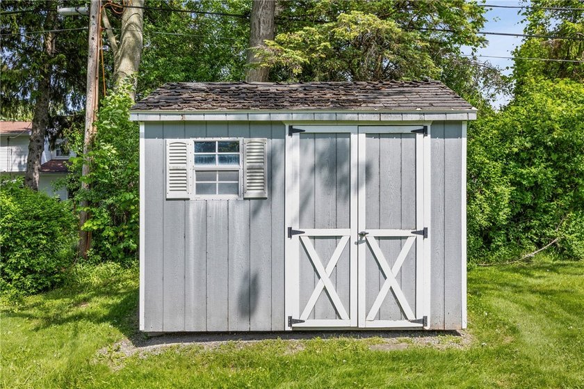 Welcome to 24 Sunbridge Drive! Lovingly maintained by its - photo 35