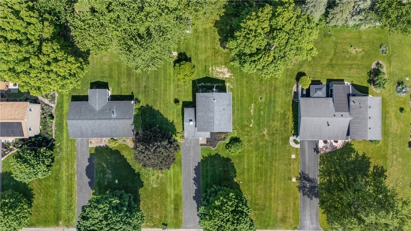 Welcome to 24 Sunbridge Drive! Lovingly maintained by its - photo 37