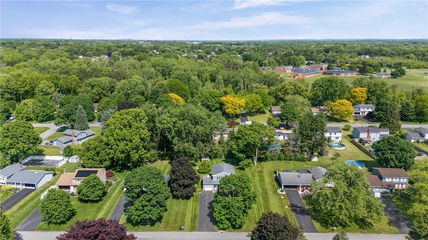 Welcome to 24 Sunbridge Drive! Lovingly maintained by its - photo 38