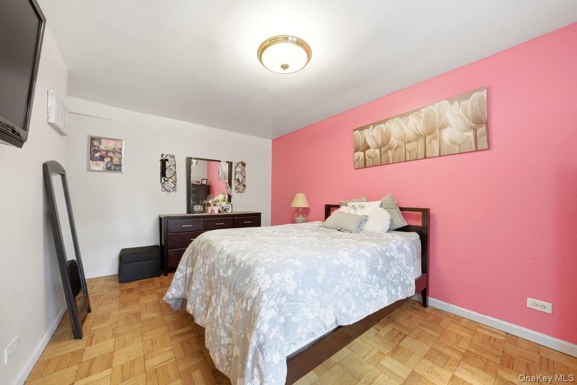 Nestled in the heart of Woodlawn, this immaculate and charming - photo 12