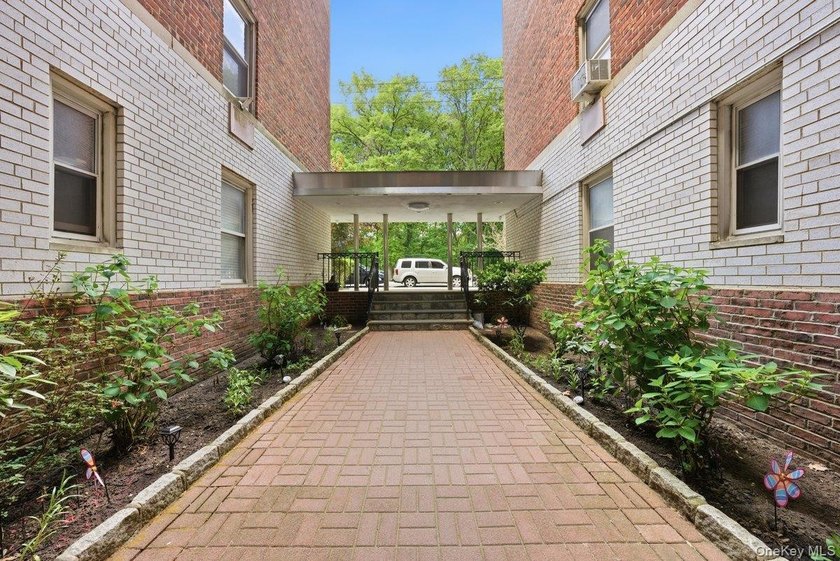 Nestled in the heart of Woodlawn, this immaculate and charming - photo 25