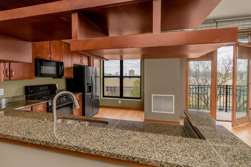 Rare opportunity to own a premium top-floor corner unit in Eat - photo 5