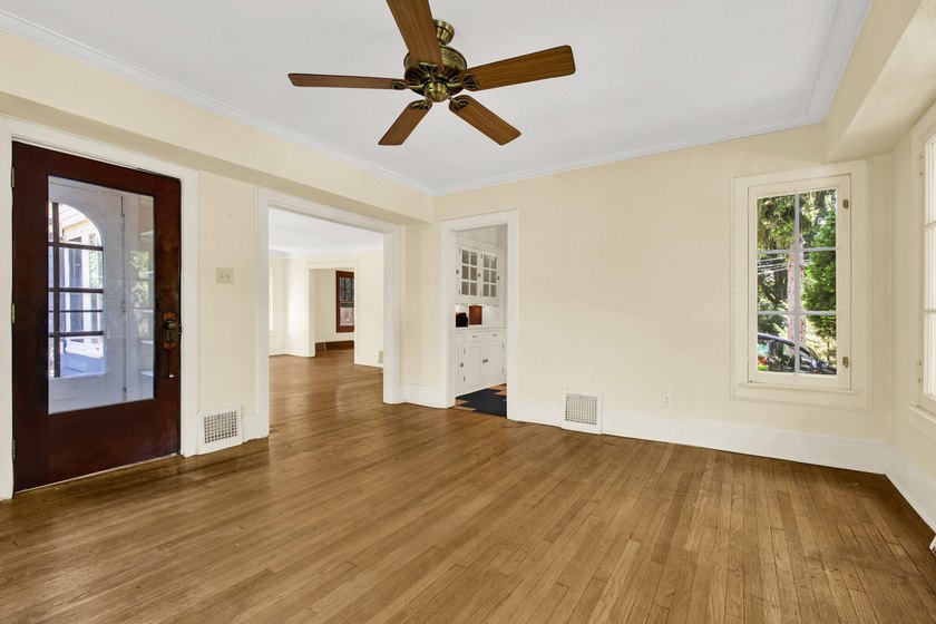 Welcome home to a beautiful 4 bedroom Eastside home. This home - photo 4
