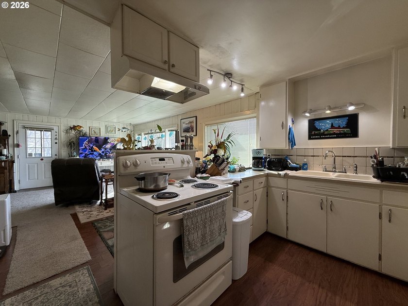 Great opportunity to purchase a duplex on a large lot with - photo 22