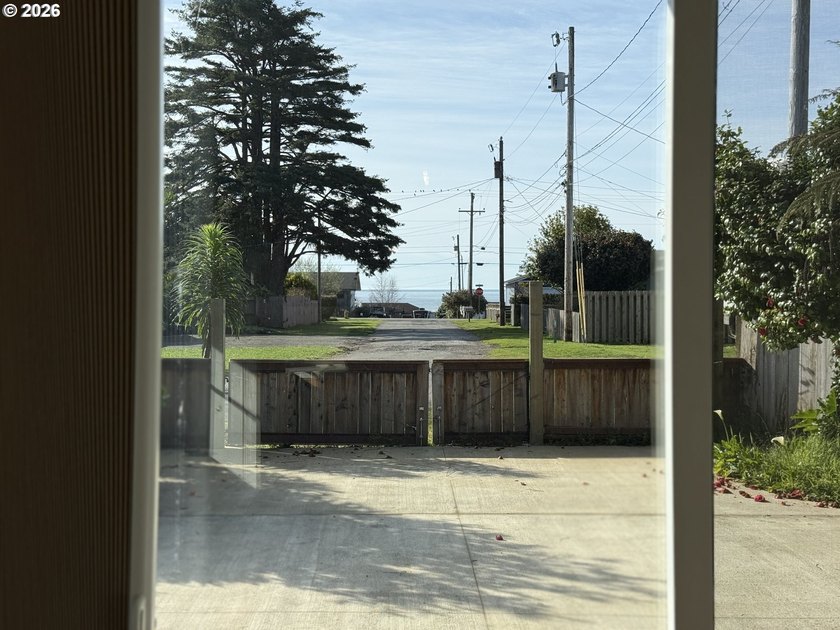 Great opportunity to purchase a duplex on a large lot with - photo 31