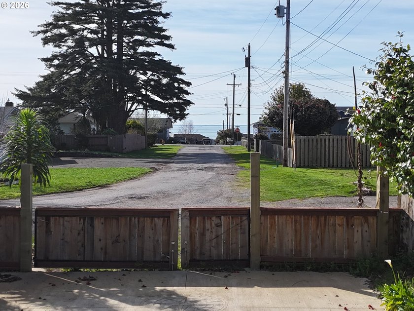 Great opportunity to purchase a duplex on a large lot with - photo 43