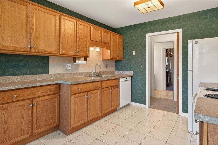 If you desire a ranch style home, but want less maintenance and - photo 23