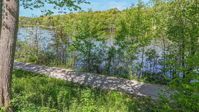 Look no further! Inside this 1+ bed, 1 bath Condo, you'll find - photo 24