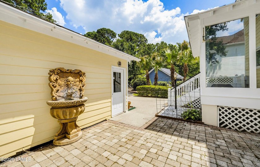 Beautiful Battery Point home with double porches and excellent - photo 30