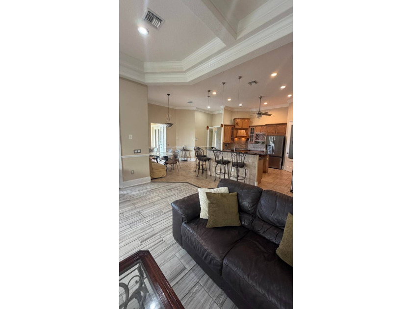 Expansive Luxury Home 5/4 with golf course views and inground - photo 8