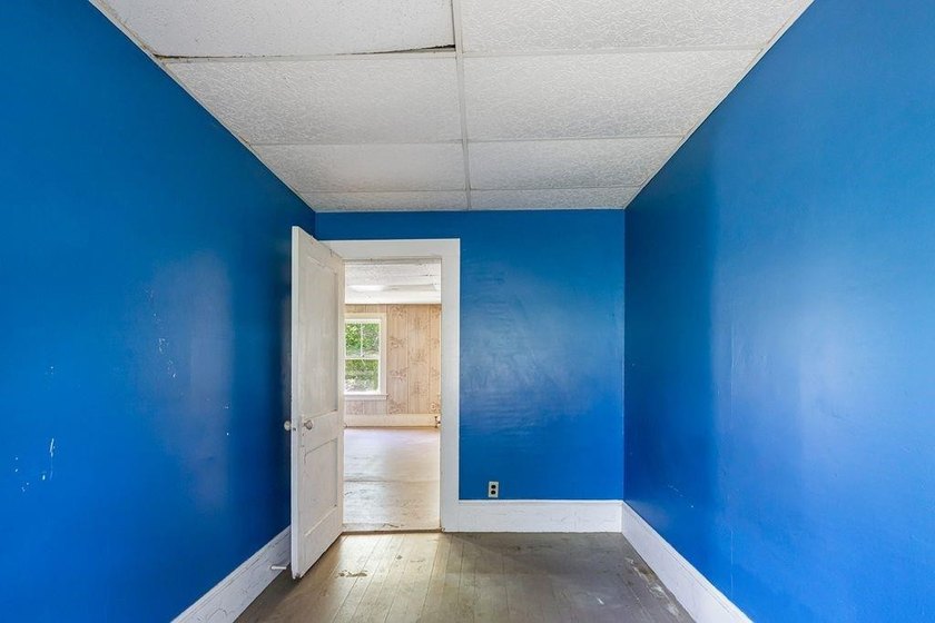 Diamond in the rough with endless potential! This 4-bedroom, 1 - photo 14