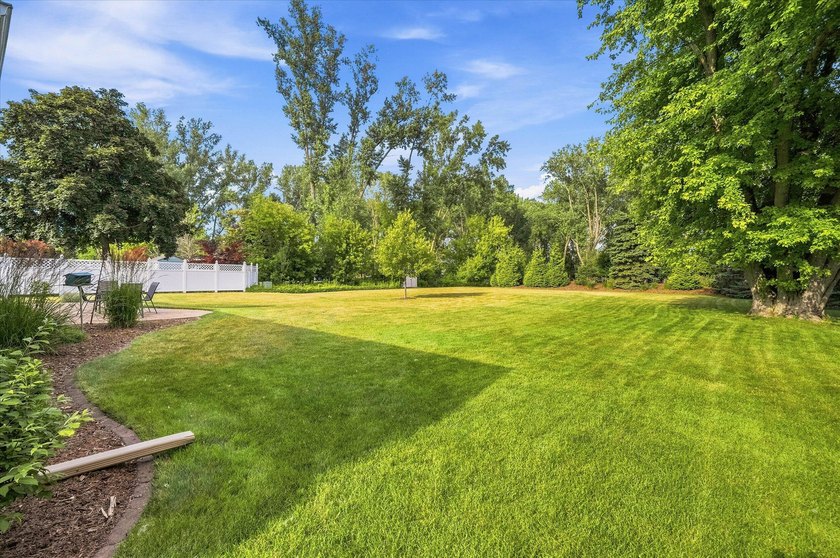 Beautiful lannon stone greets you as you approach this 3 bedroom - photo 5