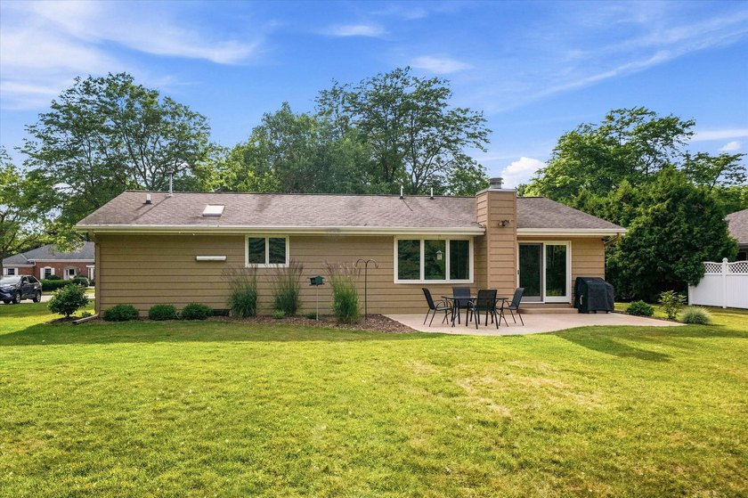 Beautiful lannon stone greets you as you approach this 3 bedroom - photo 6