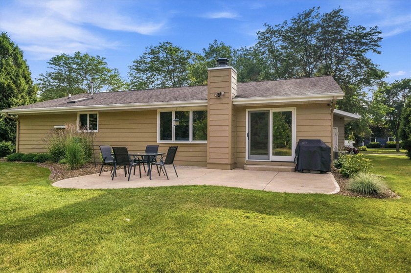 Beautiful lannon stone greets you as you approach this 3 bedroom - photo 7