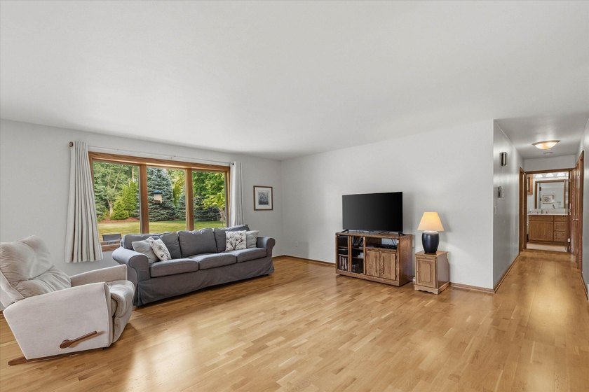Beautiful lannon stone greets you as you approach this 3 bedroom - photo 10