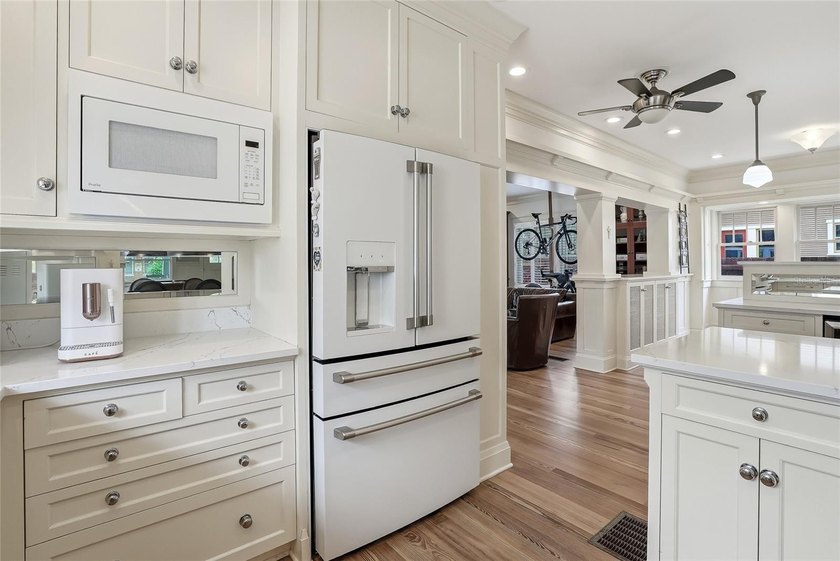 Wonderful cedar shake home and carriage house. 4 bedrooms and 4 - photo 25