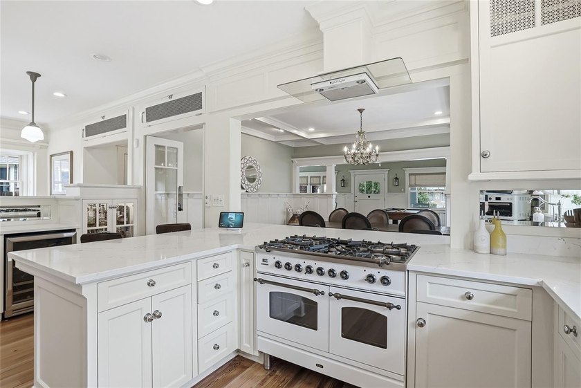 Wonderful cedar shake home and carriage house. 4 bedrooms and 4 - photo 26