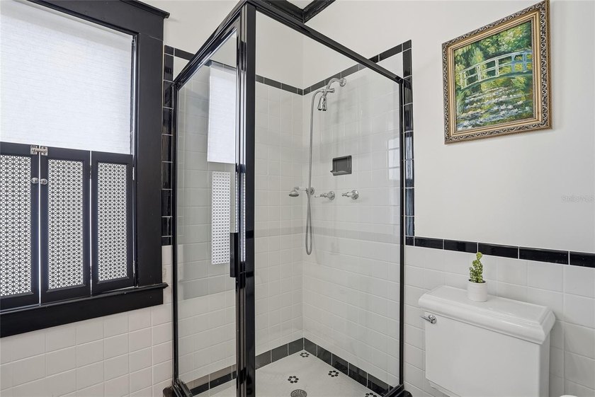 Wonderful cedar shake home and carriage house. 4 bedrooms and 4 - photo 33